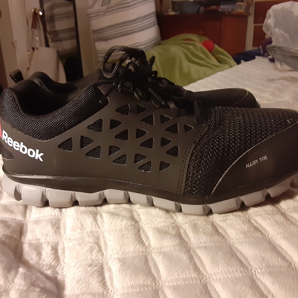 UNBELIEVABLE COMFORTABLE REBOOK STEAL TOE UNI SEX